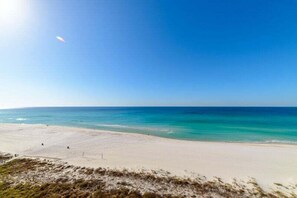 On the beach - Family-Friendly 2-Bedroom Condo with Pool Views and Great Amenities (Panama City Beach)