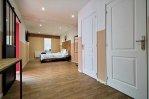 Une chambre à coucher moderne avec un lit, une table de chevet et une armoire.