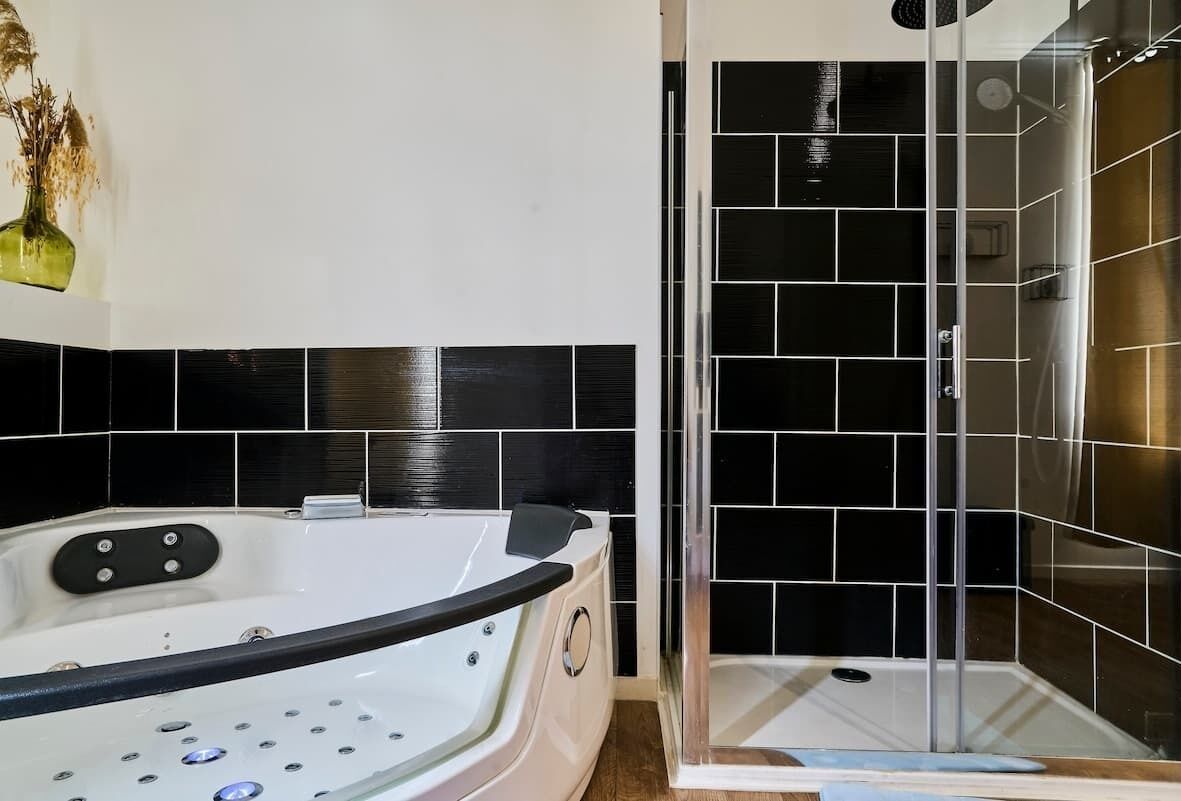 Douche, sèche-cheveux