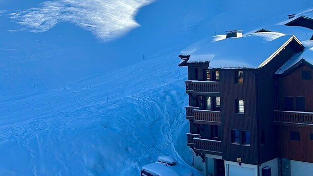 A snow-covered mountain with a building and parked cars. - Apartment les Oursons, 5 persons (La Plagne Tarentaise)