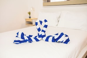 Tabla de planchar con plancha, wifi y ropa de cama