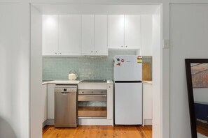 Fridge, microwave, oven, stovetop - Arden Glow Vibrant Escape by Coogee Beach and Cafs (Coogee)