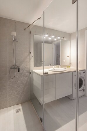 Shower, hair dryer, towels, soap - Private Garden Duplex in Voula by GHH (Voula)