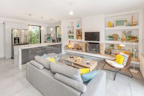 Smart TV - Private Garden Duplex in Voula by GHH (Voula)