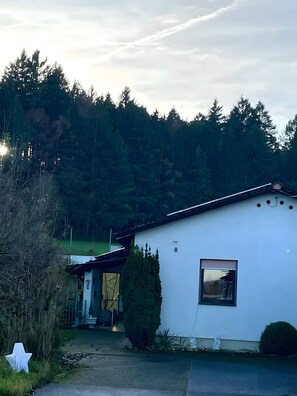 A white building with a small window, a door, and a number '8' on the wall. - Apartment "Lerchenglück" with Private Terrace, Shared Garden and Wi-Fi (Lottstetten)