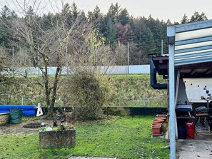 Property grounds - Apartment "Lerchenglück" with Private Terrace, Shared Garden and Wi-Fi (Lottstetten)