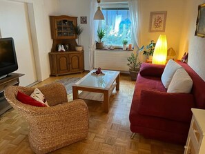 TV - Apartment "Lerchenglück" with Private Terrace, Shared Garden and Wi-Fi (Lottstetten)