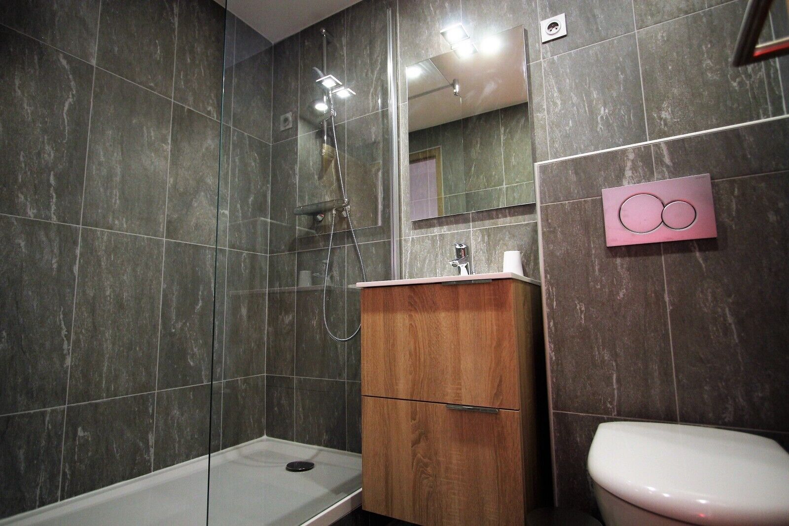 Een douche, een haardroger, handdoeken