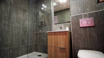 Een douche, een haardroger, handdoeken
