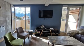 TV, books - APARTMENT FOR 10 PEOPLE 4 BEDROOMS 4 BATHROOMS AT THE FOOT OF THE SLOPES WITH BALCONIES (Les Deux Alpes)