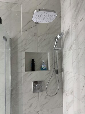 Haartrockner, Handtücher, Seife, Toilettenpapier