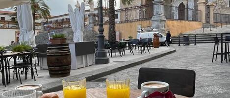 Tägliches inbegriffenes großes Frühstück