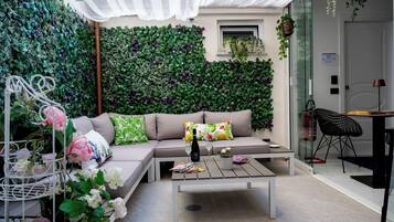 Deluxe-Doppelzimmer, Terrasse, Blick auf den Innenhof | Aussenbereich