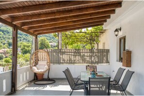 Outdoor dining - Villa Foteini Gerakari Mountain Resort (Gerakari)