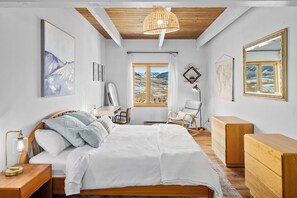 Room - Bright, open concept home with fireplace, stocked kitchen, and views for days. Walk to the slopes or shuttle to town, ideal for adventurers and those who just want to relax (Crested Butte)