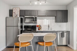 Een koelkast, een magnetron, een oven, een kookplaat