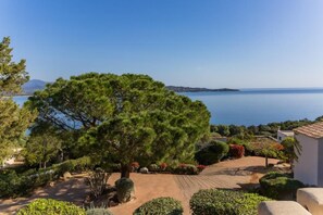 Property grounds - Magnificent villa with sea view for a group (Porto Vecchio)