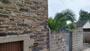 A stone building with a wooden door and a metal gate. - Cosy T2 with view in Morlaix between station and town center (Morlaix)