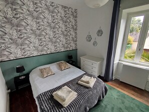 Iron/ironing board, WiFi, bed sheets - Cosy T2 with view in Morlaix between station and town center (Morlaix)