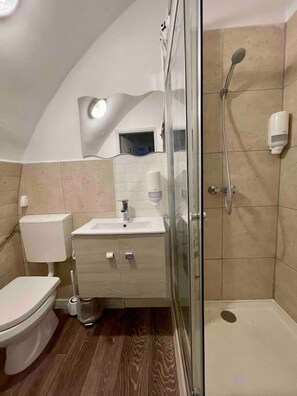Shower, hair dryer, towels, soap - BasicPoint Residence - Budapest Downtown (Budapest)
