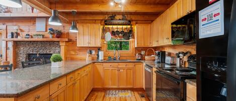 Kjøleskap, mikrobølgeovn, ovn og oppvaskmaskin