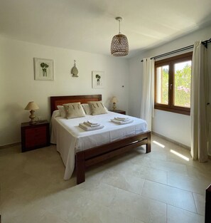 3 habitaciones, tabla de planchar con plancha, internet y ropa de cama 