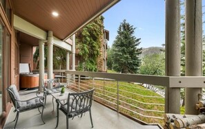 Terrace/patio - Elegant Deer Valley 2BR-Private Hot Tub-Walk to Deer Valley Resort (Park City)