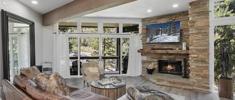 Smart TV, fireplace