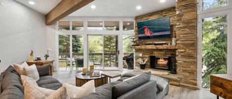 Smart-tv en een open haard