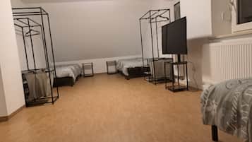 Tabla de planchar con plancha, wifi, ropa de cama