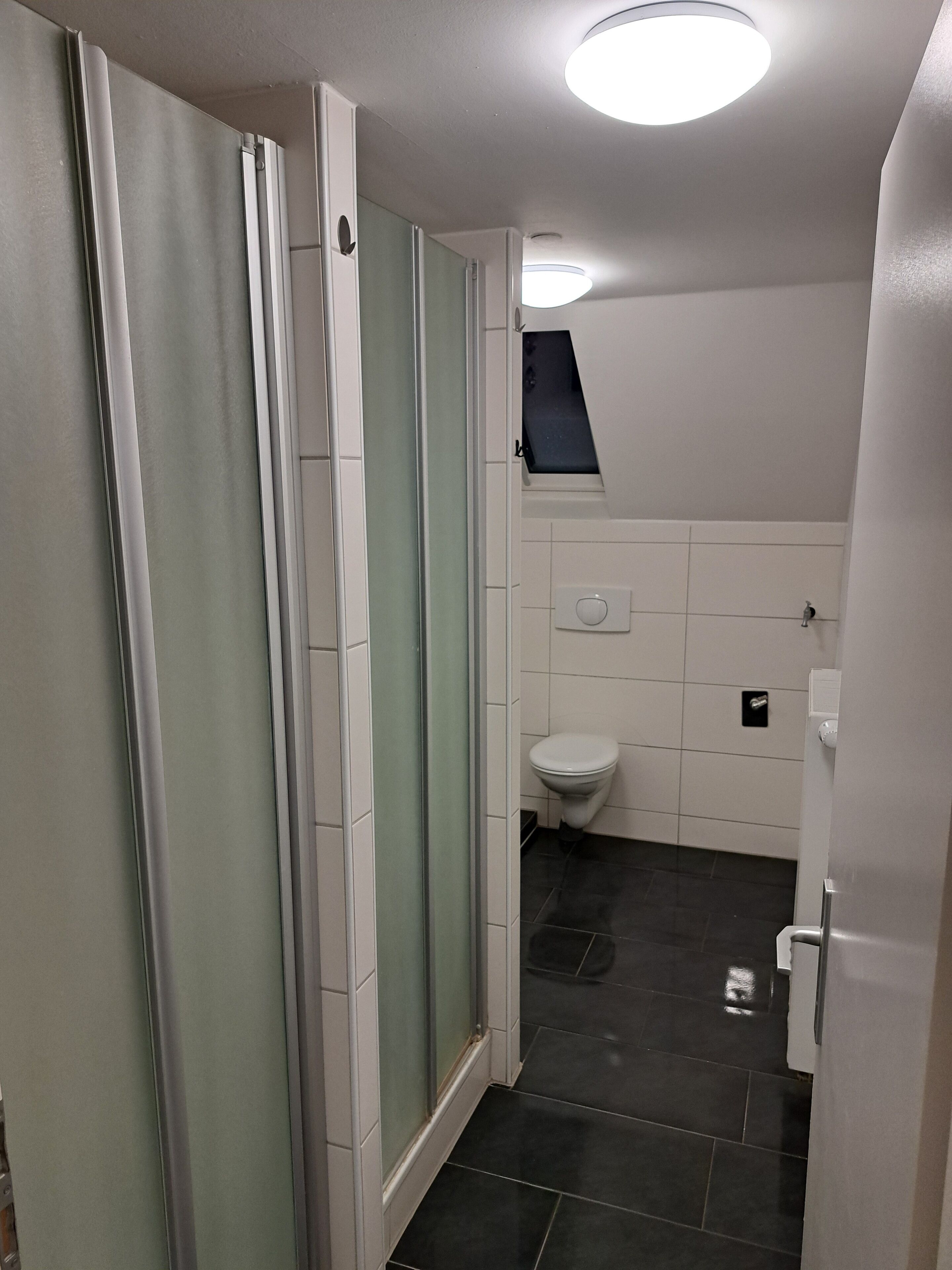 Douche, serviettes fournies, papier toilette