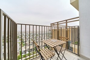Outdoor dining - Chic & Modern 1BR Stay in Collective | Dubai Hills (Dubai)