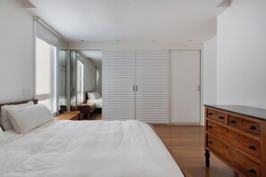 2 bedrooms, in-room safe, desk, iron/ironing board - Poolfront with Ocean View (Rio de Janeiro)