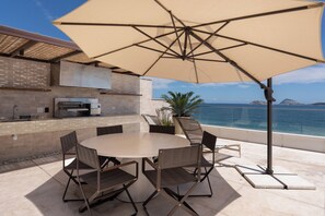 Outdoor dining - Poolfront with Ocean View (Rio de Janeiro)
