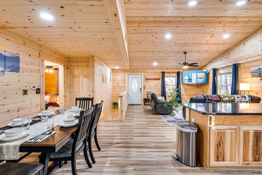 Shenandoah Shenanigans Mountain Retreat - Game Room - Hot Tub - Fire Pit - Luray, VA