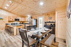 Dining - Shenandoah Shenanigans Mountain Retreat - Game Room - Hot Tub - Fire Pit (Shenandoah)