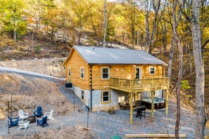 Outdoor spa tub - Shenandoah Shenanigans Mountain Retreat - Game Room - Hot Tub - Fire Pit (Shenandoah)