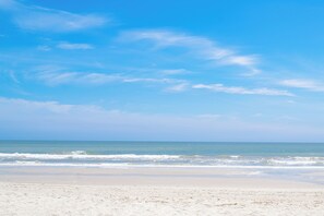 A beach with clear skies and calm waves. - Coastal Comfort ~ your own Heated Pool ~ Golf Cart (North Myrtle Beach)