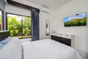 Desk, iron/ironing board, travel cot, WiFi - Villa Montreal | Private Pool + Game Room (La Fortuna)