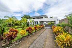 Property grounds - Villa Montreal | Private Pool + Game Room (La Fortuna)