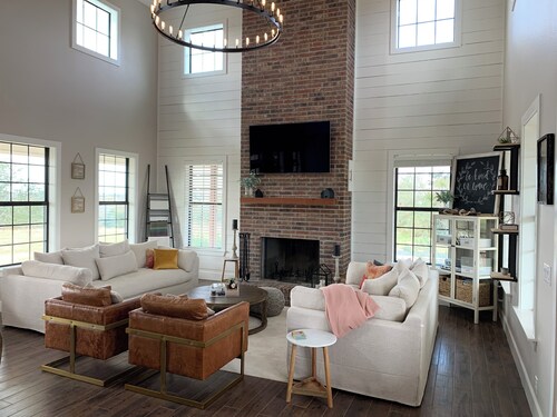 4-bedroom farmhouse on 15 acres in Brenham with fishing pond and pool