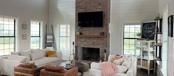 4-bedroom farmhouse on 15 acres in Brenham with fishing pond and pool