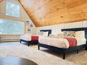 Desk, WiFi, bed sheets - The Burrow- Near Pico, Hiking, Spacious! (Mendon)