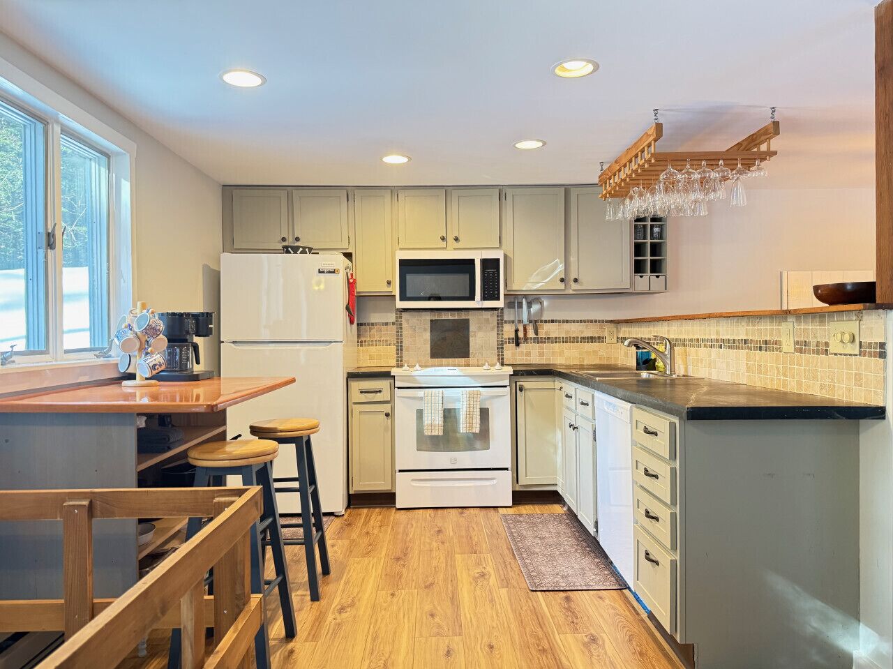 Frigorífico, microondas, horno y placa de cocina