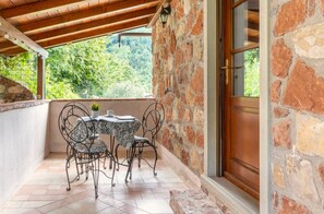 Outdoor dining - New! Private pool, stunning mountain views. Flexible changeover/short stays WIFI (Sassorosso)