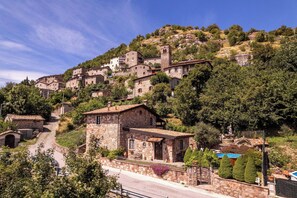 Exterior - New! Private pool, stunning mountain views. Flexible changeover/short stays WIFI (Sassorosso)