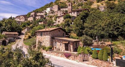 Vuoristomökki, 3 makuuhuonetta, 2 kylpyhuonetta, oma uima-allas, upeat näkymät.