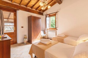 3 bedrooms, iron/ironing board, free WiFi, bed sheets - New! Private pool, stunning mountain views. Flexible changeover/short stays WIFI (Sassorosso)