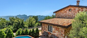 New! Private pool, stunning mountain views. Flexible changeover/short stays WIFI