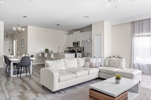 Smart TV - 5BR/4BA Villa Sleeps 12 Private Pool & Spa (Kissimmee)